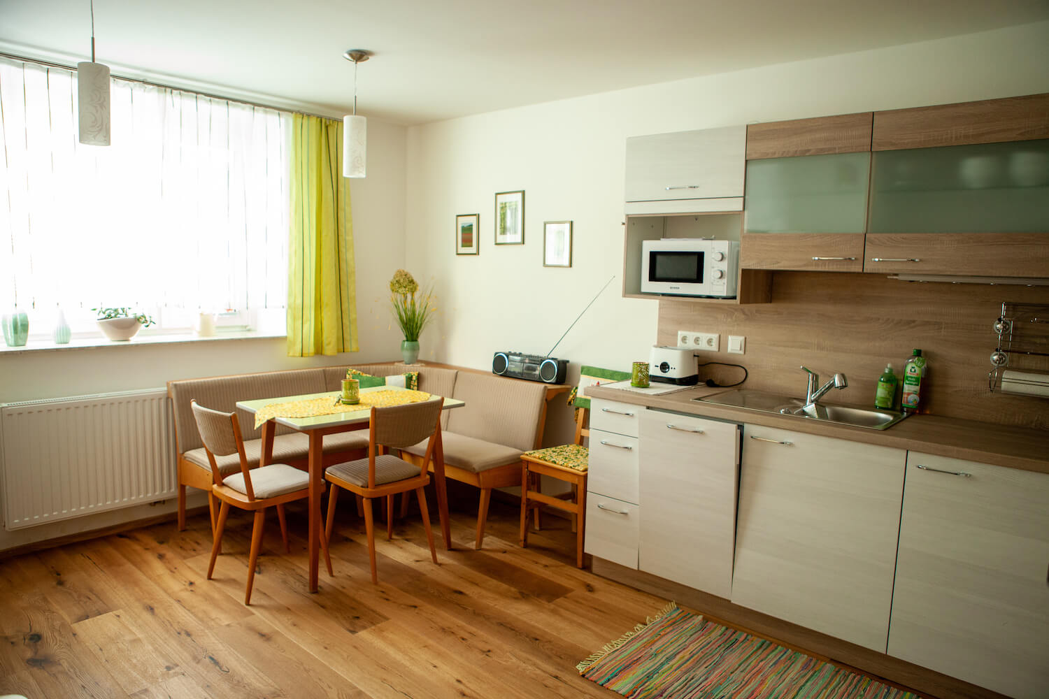 Wohnküche der Ferienwohnung 2 mit Eckbank und Esstisch
