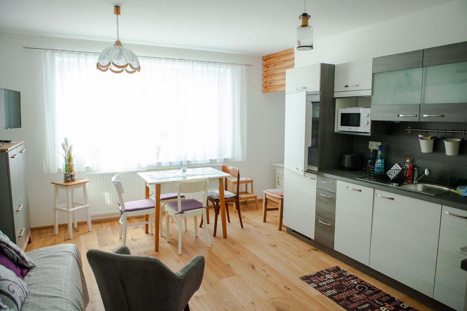 Wohnküche der Ferienwohnung 1 mit Esstisch und heller Einrichtung