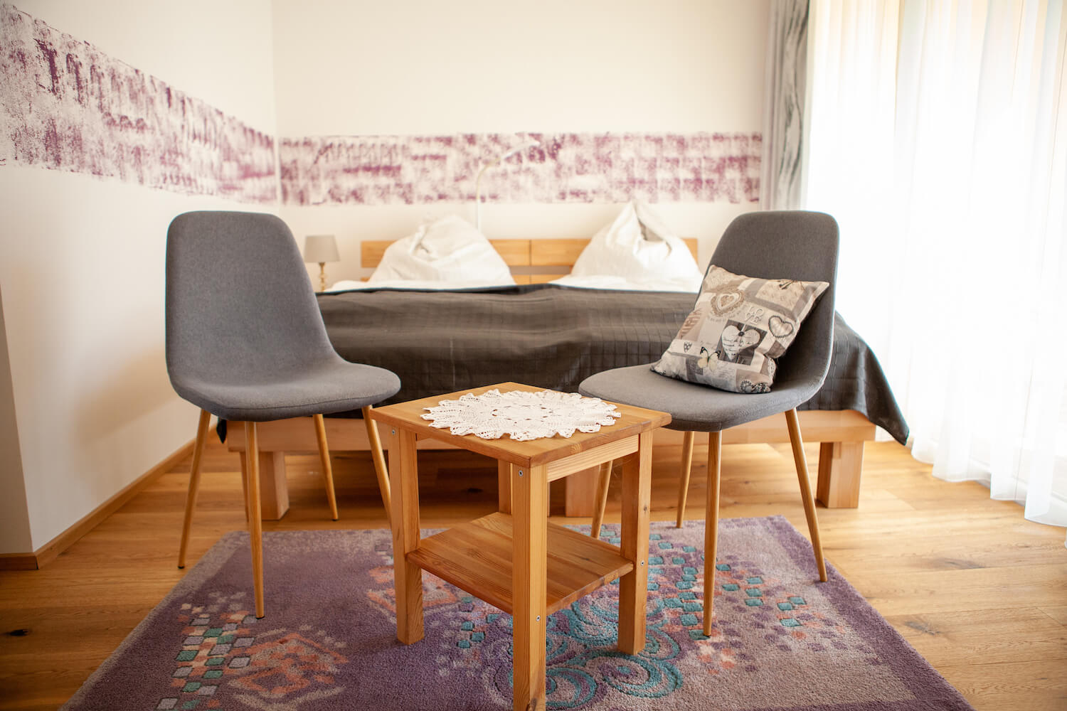 Schlafzimmer mit Sitzgruppe
